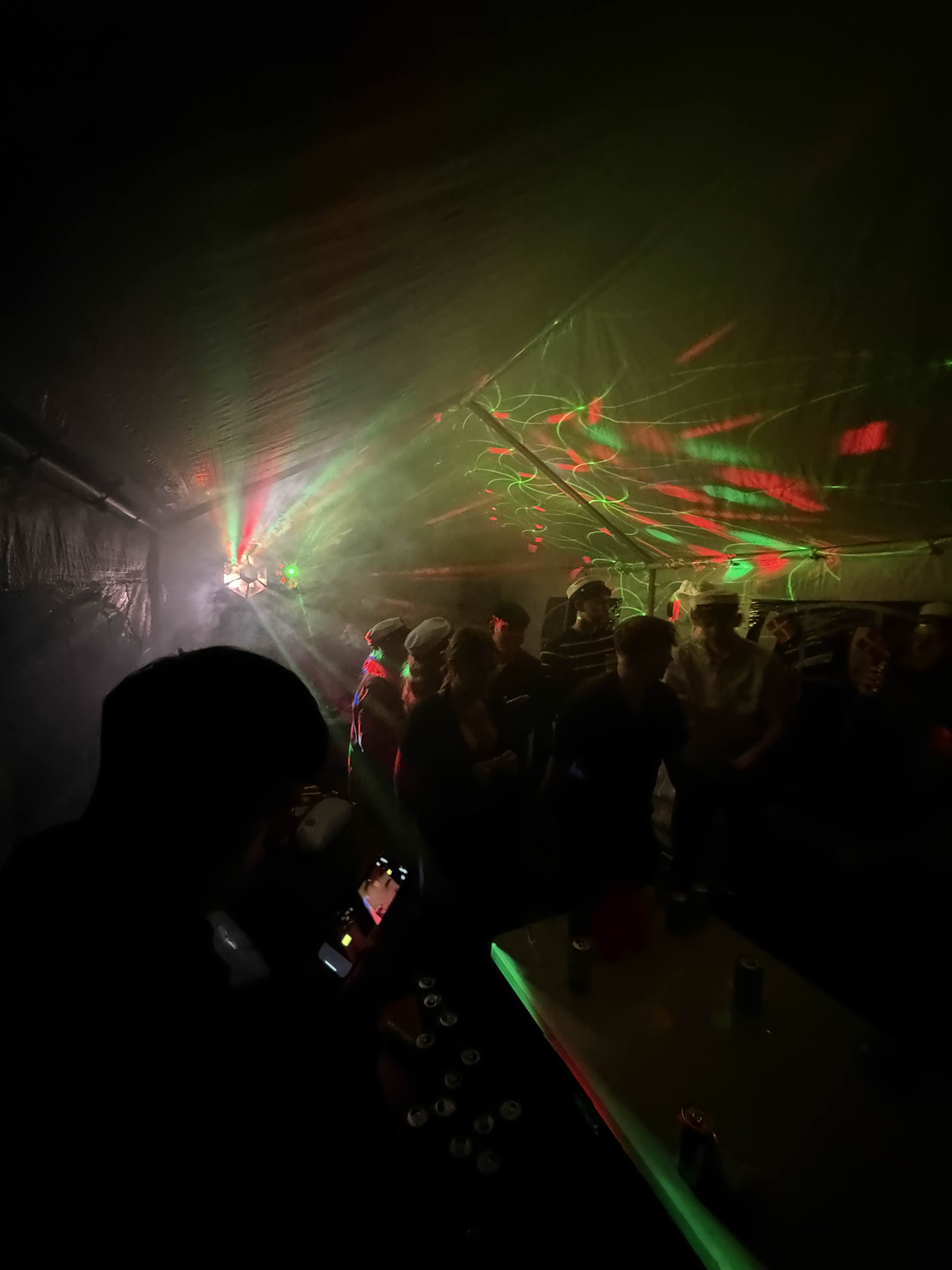 Gæster på dansegulvet under grønt og rødt scenelys